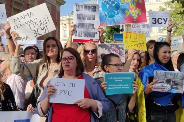 Под Одесской мэрией проходит очередной пикет против затратных тендеров во время войны