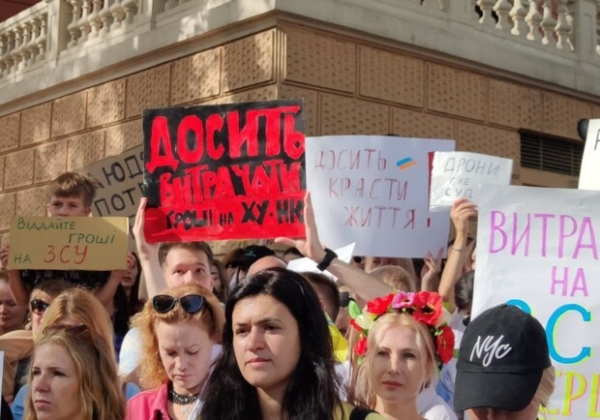 Под Одесской мэрией проходит очередной пикет против затратных тендеров во время войны