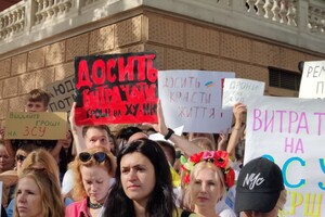 Под Одесской мэрией проходит очередной пикет против затратных тендеров во время войны