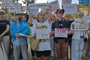 Под Одесской мэрией проходит очередной пикет против затратных тендеров во время войны