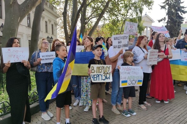 Под Одесской мэрией проходит очередной пикет против затратных тендеров во время войны