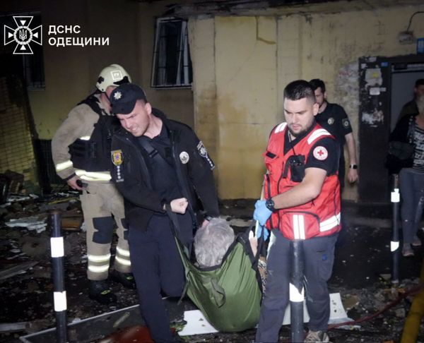 Росіяни вдарили дроном по багатоповерхівці в Одесі, а українські безпілотники атакували завод в Липецькій області (фото, відео)