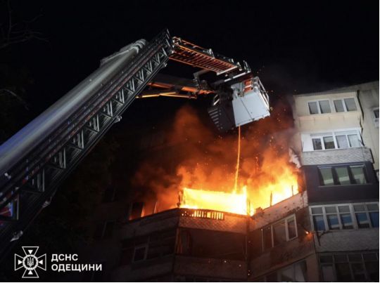 Росіяни вдарили дроном по багатоповерхівці в Одесі, а українські безпілотники атакували завод в Липецькій області (фото, відео)