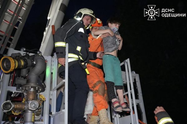 Росіяни вдарили дроном по багатоповерхівці в Одесі, а українські безпілотники атакували завод в Липецькій області (фото, відео)
