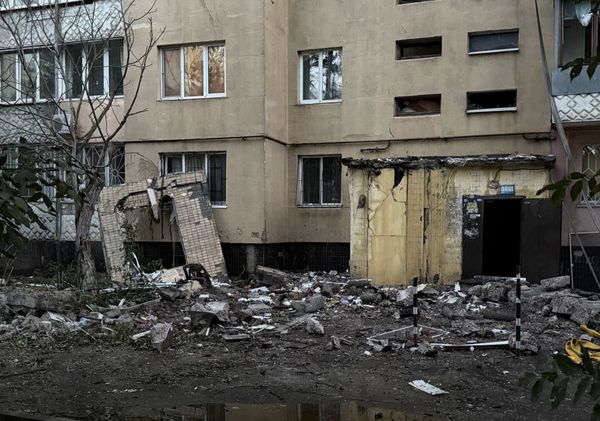 Росіяни вдарили дроном по багатоповерхівці в Одесі, а українські безпілотники атакували завод в Липецькій області (фото, відео)