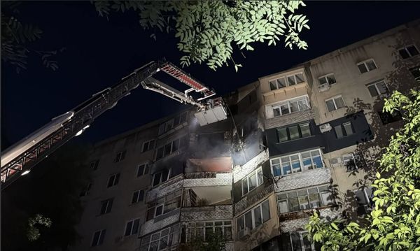 Росіяни вдарили дроном по багатоповерхівці в Одесі, а українські безпілотники атакували завод в Липецькій області (фото, відео)