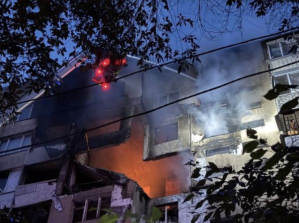 Росіяни вдарили дроном по багатоповерхівці в Одесі, а українські безпілотники атакували завод в Липецькій області (фото, відео)